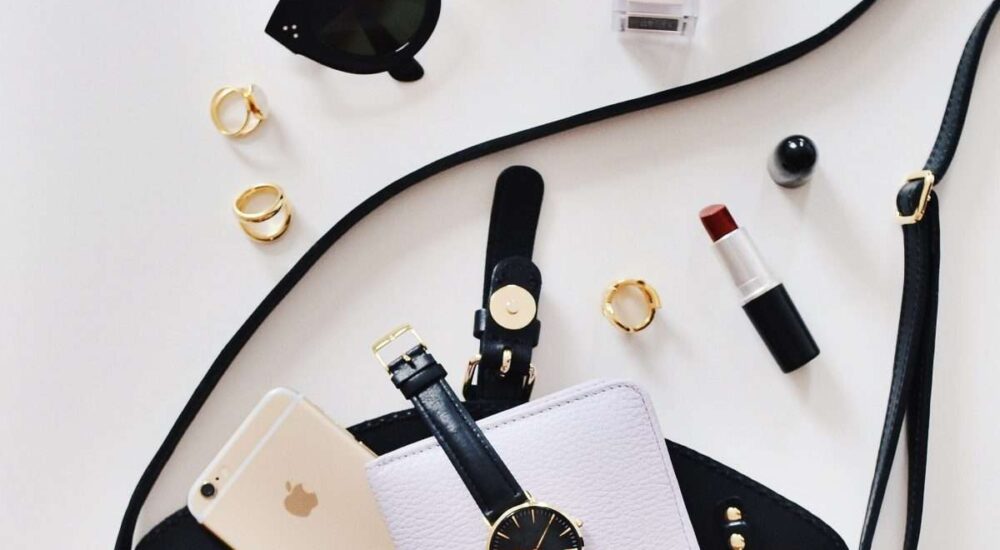 8 Essential Things to Always Keep in Your Handbag